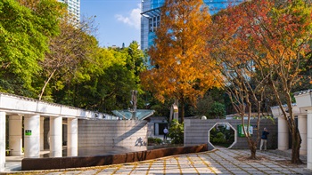 太极园属于现代中式庭园，柱廊分隔和围绕不同空间，四周高耸的树冠阻隔了附近的建筑物，营造了恬静、沉实和与世无争的环境。枫香等特色树种的树叶在每个季节呈现不同颜色，富有纯朴清雅的韵味。